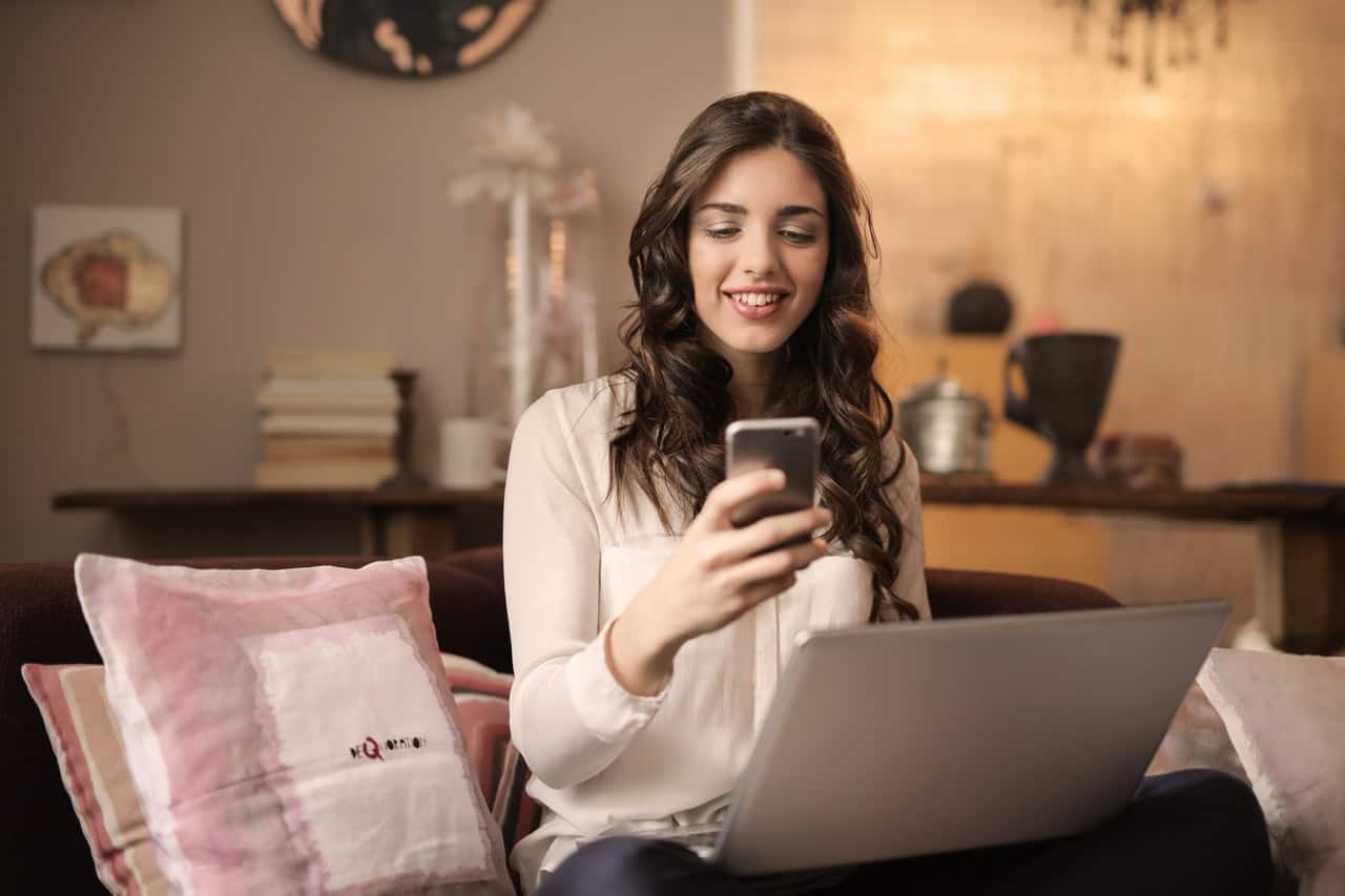 Saving Money | The Christmas season can be a very stressful holiday both emotionally and financially. Learn 5 Ways to Save Money for a Stress Free Christmas. #savingmoney #moneysavingtips #personalfinance #holidays