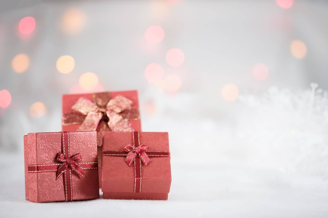 Saving Money | The Christmas season can be a very stressful holiday both emotionally and financially. Learn 5 Ways to Save Money for a Stress Free Christmas. #savingmoney #moneysavingtips #personalfinance #holidays