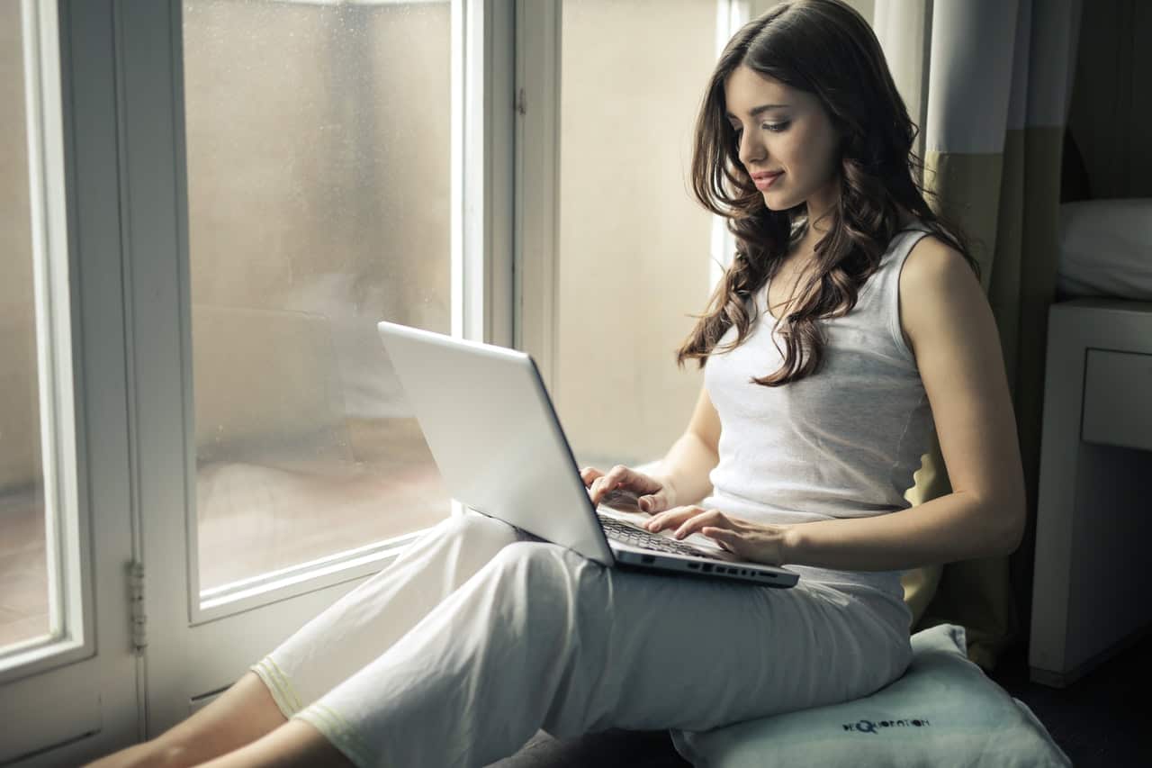 Saving Money | The Christmas season can be a very stressful holiday both emotionally and financially. Learn 5 Ways to Save Money for a Stress Free Christmas. #savingmoney #moneysavingtips #personalfinance #holidays