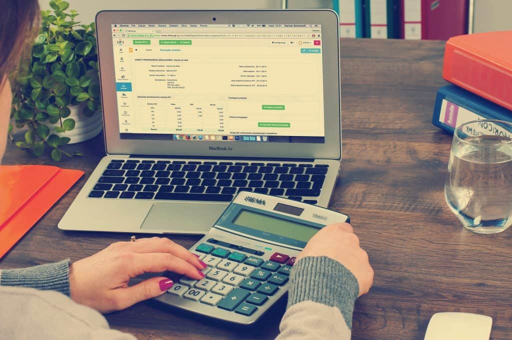 Managing your personal finances doesn't have to be hard. With the right tools and resources you can manage your finances successfully. Learn the tools and resources you need to manage your personal finances. Get an overview of the best personal finance tools. Also get personal finance resources that are available no matter where you live. #personalfinance #personalfinancetools #financetools #finance #budgeting #savingmoney #investing #femininefinancial #financeforwomen