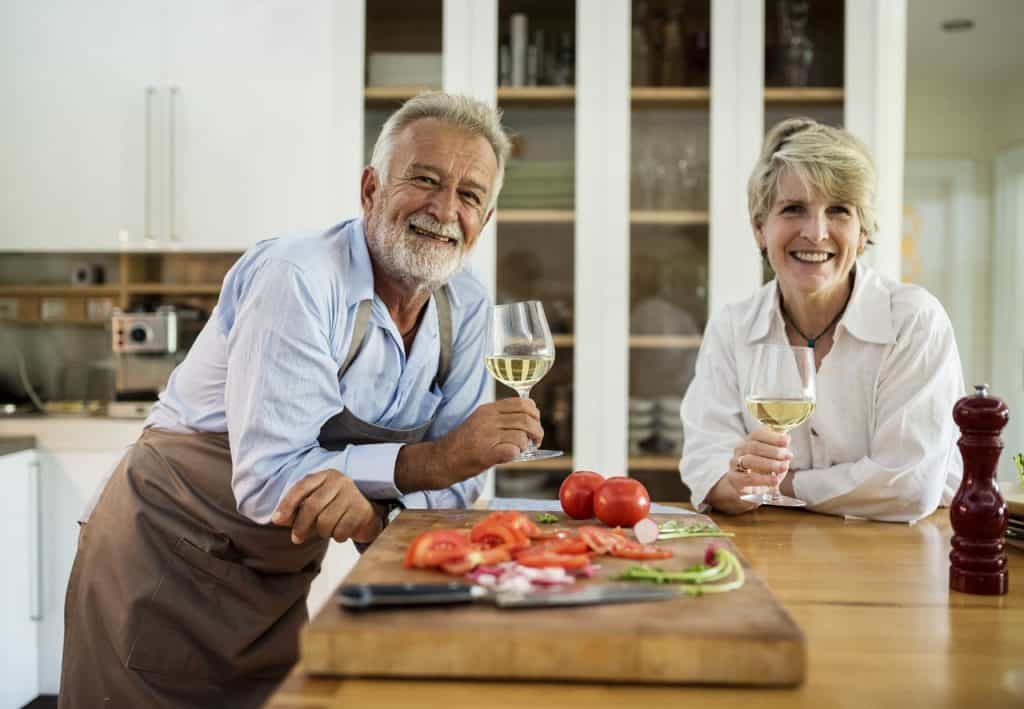 Managing your personal finances doesn't have to be hard. With the right tools and resources you can manage your finances successfully. Learn the tools and resources you need to manage your personal finances. Get an overview of the best personal finance tools. Also get personal finance resources that are available no matter where you live. #personalfinance #personalfinancetools #financetools #finance #budgeting #savingmoney #investing #femininefinancial #financeforwomen