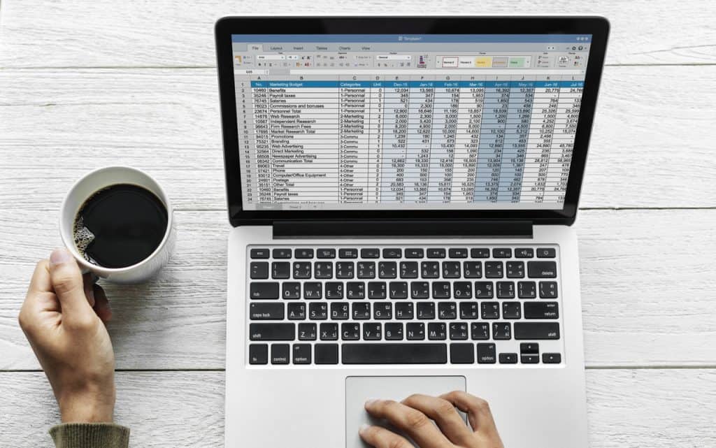 Managing your personal finances doesn't have to be hard. With the right tools and resources you can manage your finances successfully. Learn the tools and resources you need to manage your personal finances. Get an overview of the best personal finance tools. Also get personal finance resources that are available no matter where you live. #personalfinance #personalfinancetools #financetools #finance #budgeting #savingmoney #investing #femininefinancial #financeforwomen