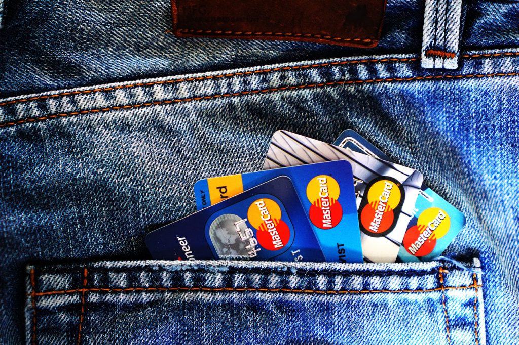 Managing your personal finances doesn't have to be hard. With the right tools and resources you can manage your finances successfully. Learn the tools and resources you need to manage your personal finances. Get an overview of the best personal finance tools. Also get personal finance resources that are available no matter where you live. #personalfinance #personalfinancetools #financetools #finance #budgeting #savingmoney #investing #femininefinancial #financeforwomen