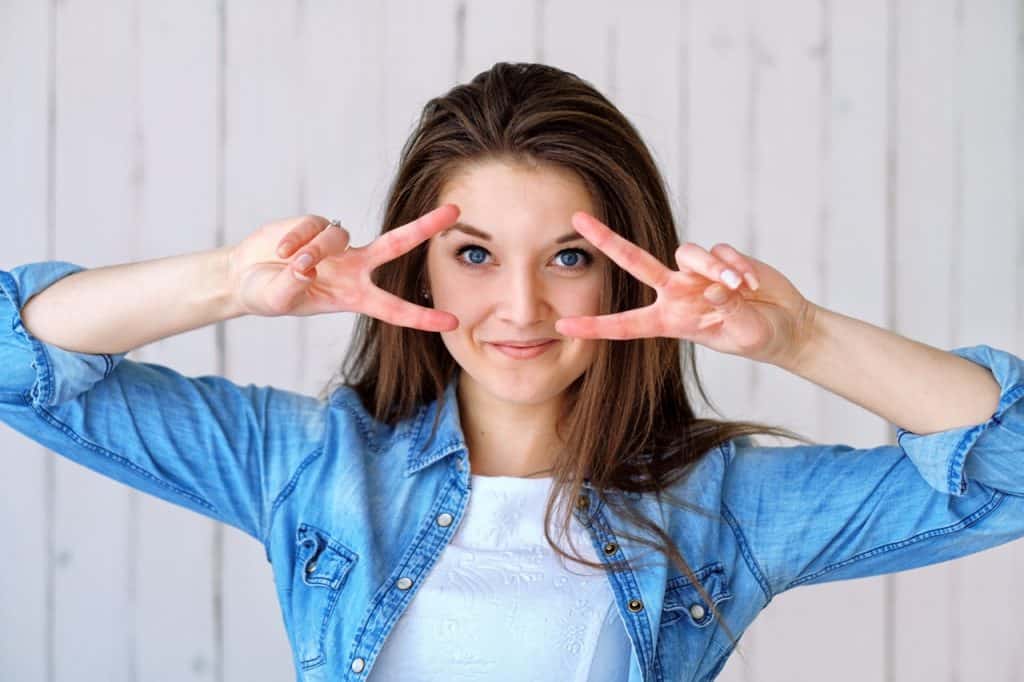 Get Comfortable with Investing | Investing can by scary. There are so many ways to invest that the process must sounds risky and complicated. Learn the best ways for women to start investing. Investing money is just as important as budgeting and saving to your financial wellness. Increase your net worth by learning how to invest. #invest #investments #howtoinvest #womeninvestments #personalfinance #finance #femininefinancial