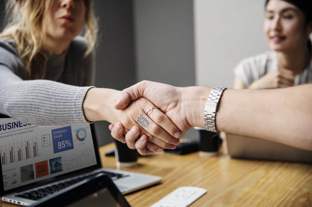 Hire a Professional | Investing can by scary. There are so many ways to invest that the process must sounds risky and complicated. Learn the best ways for women to start investing. Investing money is just as important as budgeting and saving to your financial wellness. Increase your net worth by learning how to invest. #invest #investments #howtoinvest #womeninvestments #personalfinance #finance #femininefinancial