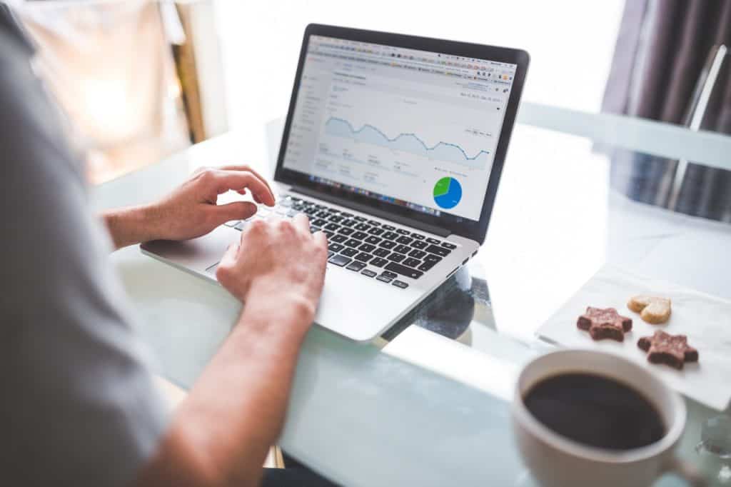 Stocks & bonds | Investing can by scary. There are so many ways to invest that the process must sounds risky and complicated. Learn the best ways for women to start investing. Investing money is just as important as budgeting and saving to your financial wellness. Increase your net worth by learning how to invest. #invest #investments #howtoinvest #womeninvestments #personalfinance #finance #femininefinancial